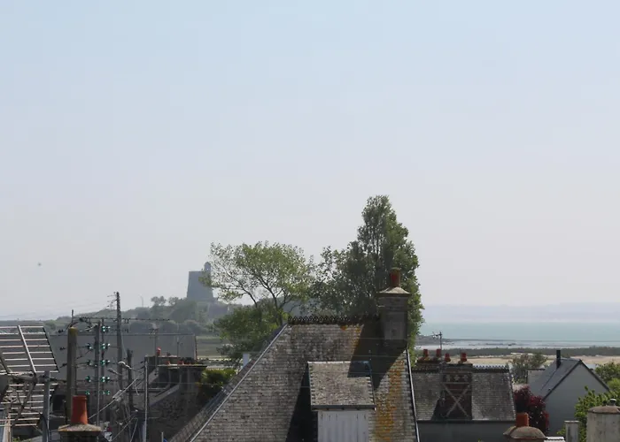 Chambre d'hôte, avec espace vue sur mer, à 400 m du port au 2ème et 3ème étage d'une maison typique de Saint Vaast La Hougue