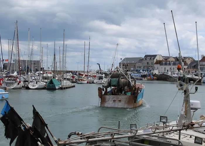 Chambre d'hôte, avec espace vue sur mer, à 400 m du port au 2ème et 3ème étage d'une maison typique de Saint Vaast La Hougue