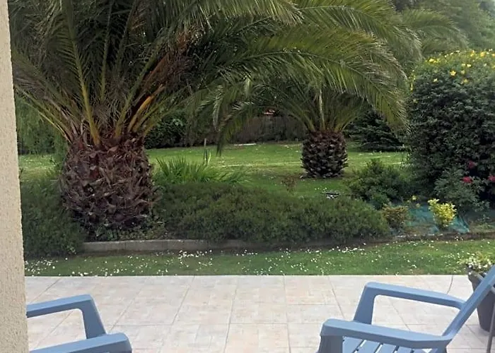 Côté jardin des Charmilles